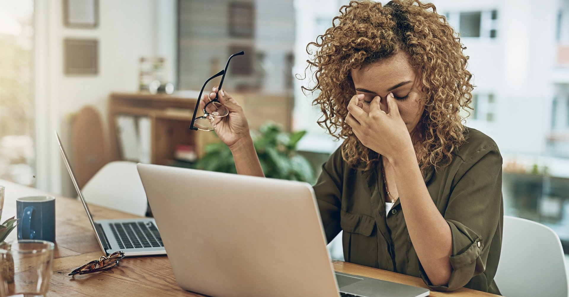 woman at desk stressed